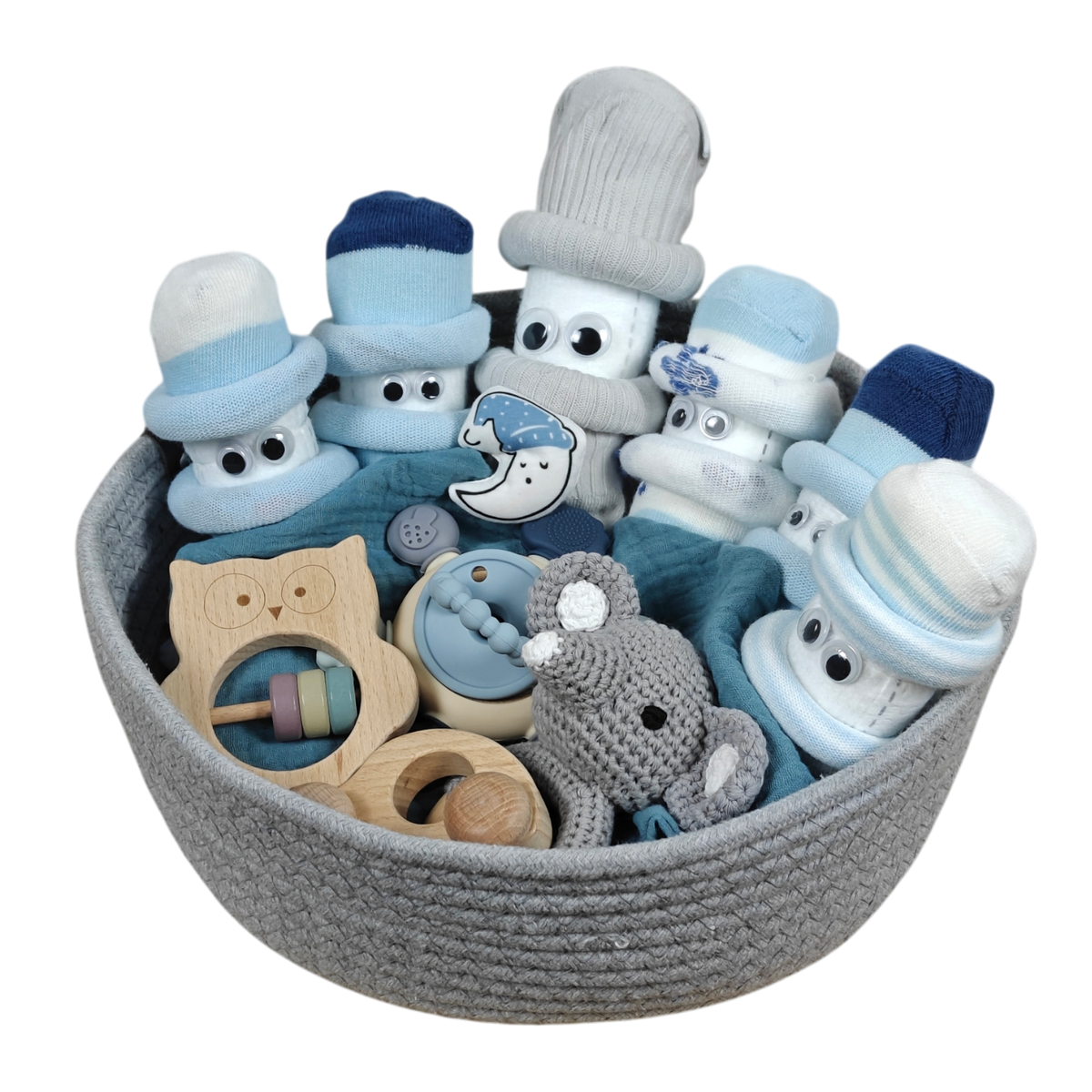 Un panier câlin sextuplés nuage gris de Hello World rempli de chaussettes pour bébé, de jouets en bois, d'une attache-tétine bleue, d'un éléphant au crochet et d'accessoires pour bébé en bleu et gris - un cadeau de bébé magique !