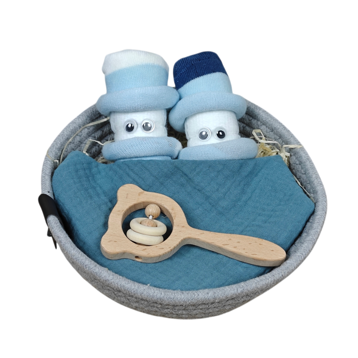 Das Kuschelkörbchen Wolkenzwillinge von Hello World ist ein graues Körbchen mit zwei blauen Babysocken als Schneemänner, einem türkisen Tuch und einer Bärchen-Rassel-perfekt als Windelgeschenk oder Geschenk zur Geburt.