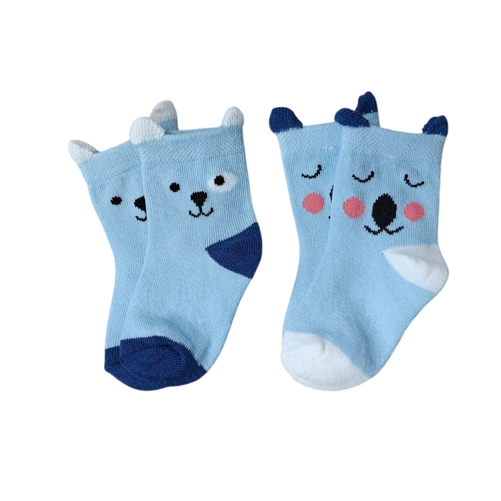 Zwei Paar blaue Babysocken von Hello World: eins mit Bärenmotiv und Ohren, eins mit schlafendem Gesicht - ideal als Windelgeschenk oder zur Geburt und perfekt für das Kuschelkörbchen Wolkenzwillinge.