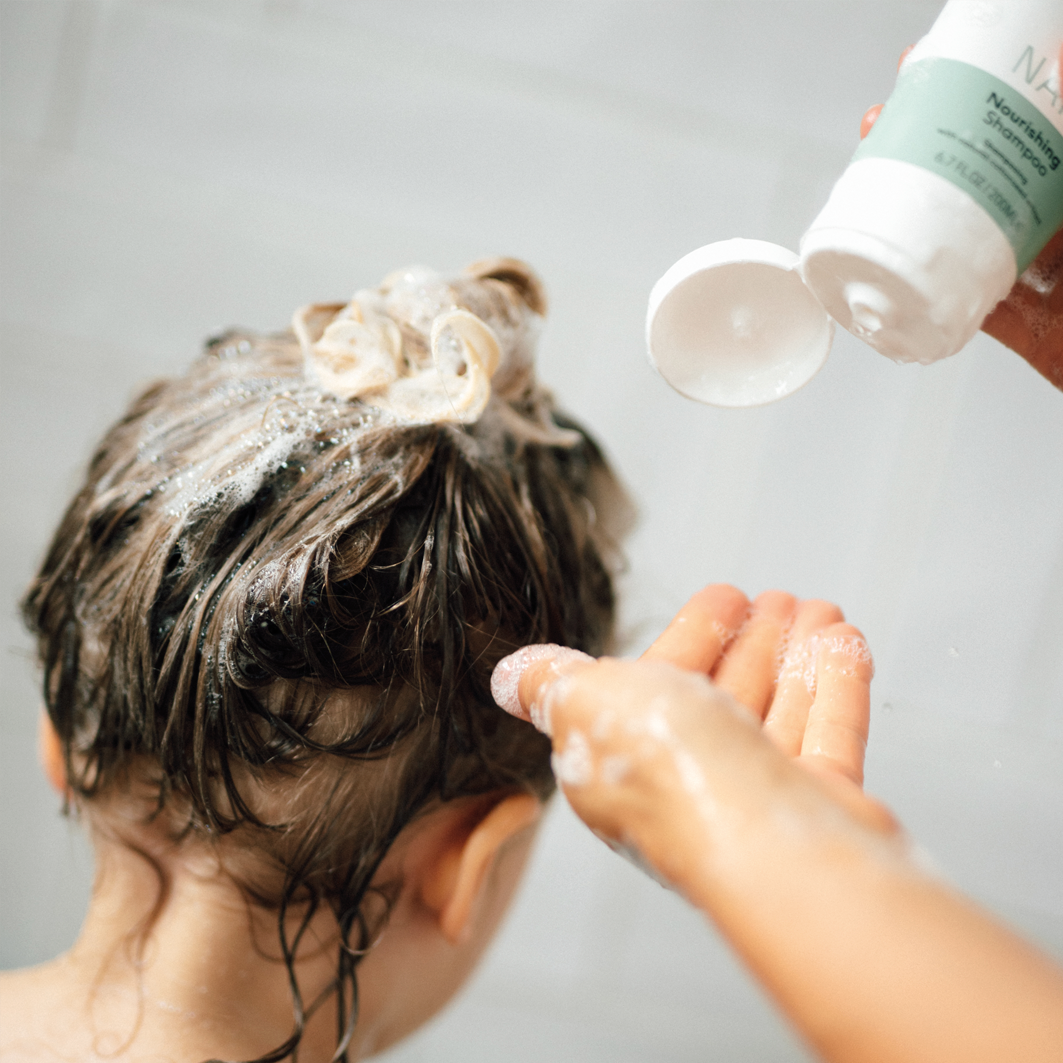 Shampoo per capelli Naïf Baby & Kids durante il lavaggio dei capelli - shampoo delicato senza bruciore agli occhi