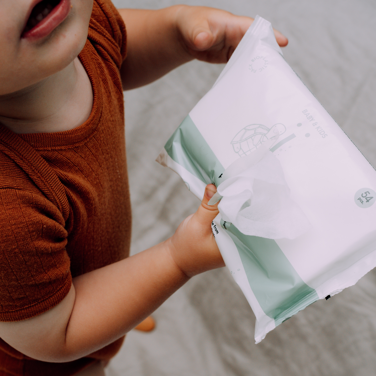 Toddler uses Naïf plastic-free baby wipes 54 pieces for gentle daily cleaning.