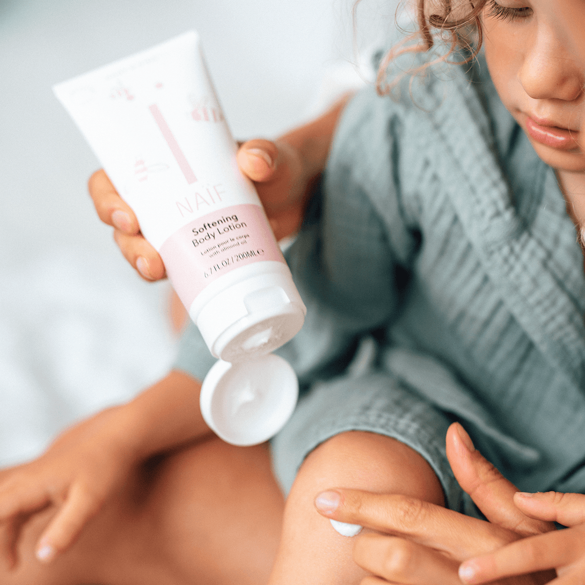 Naïf Baby & Kids Lait Corps 200 ml s'applique délicatement sur la peau de l'enfant et lui apporte une hydratation intensive.