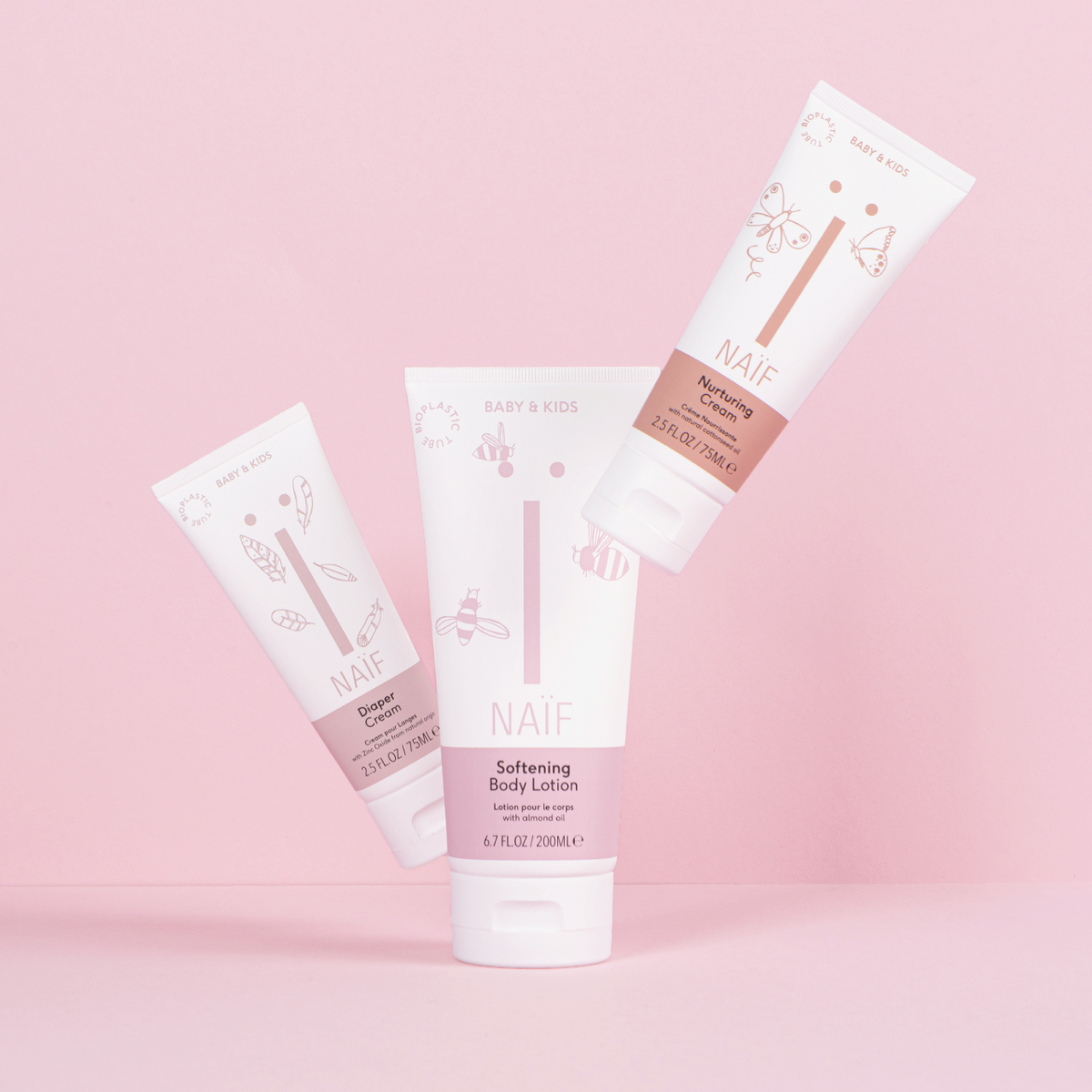 Lait corporel Naïf Baby & Kids 200 ml associé à la crème de soin Naïf et à la crème de protection des plaies pour les soins quotidiens de bébé.