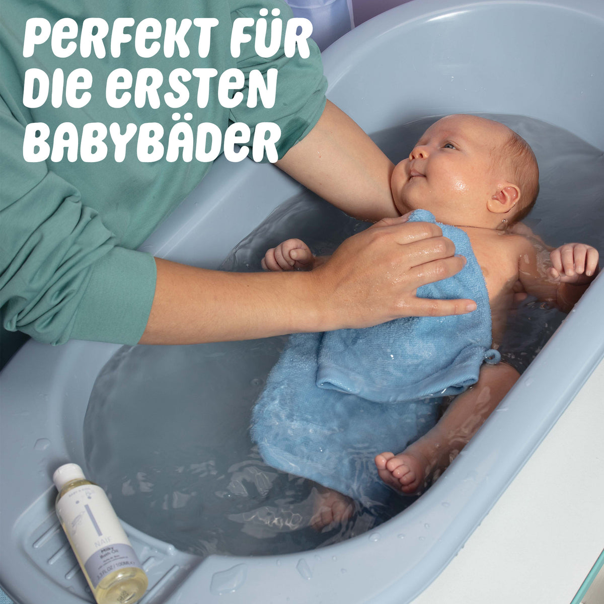 Baby wird mit dem Naïf Baby & Kids Badeöl sanft gebadet – ideal für die ersten Babybäder.