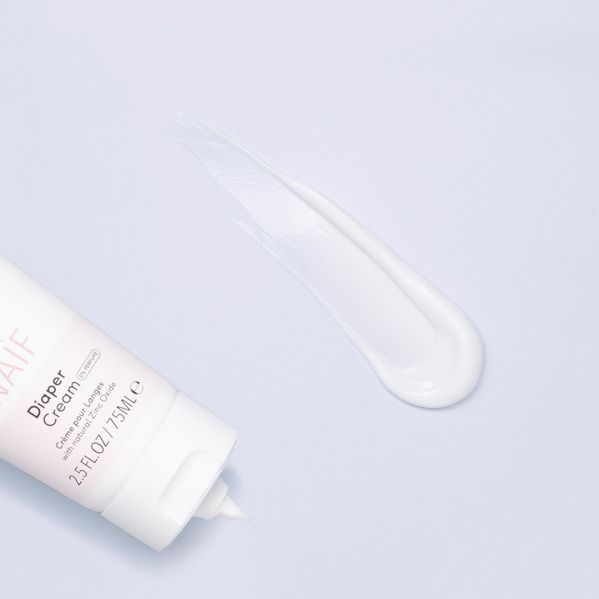 Cremige Textur der Naïf Baby & Kids Windelcreme 75 ml mit schützender Formel für den empfindlichen Windelbereich.