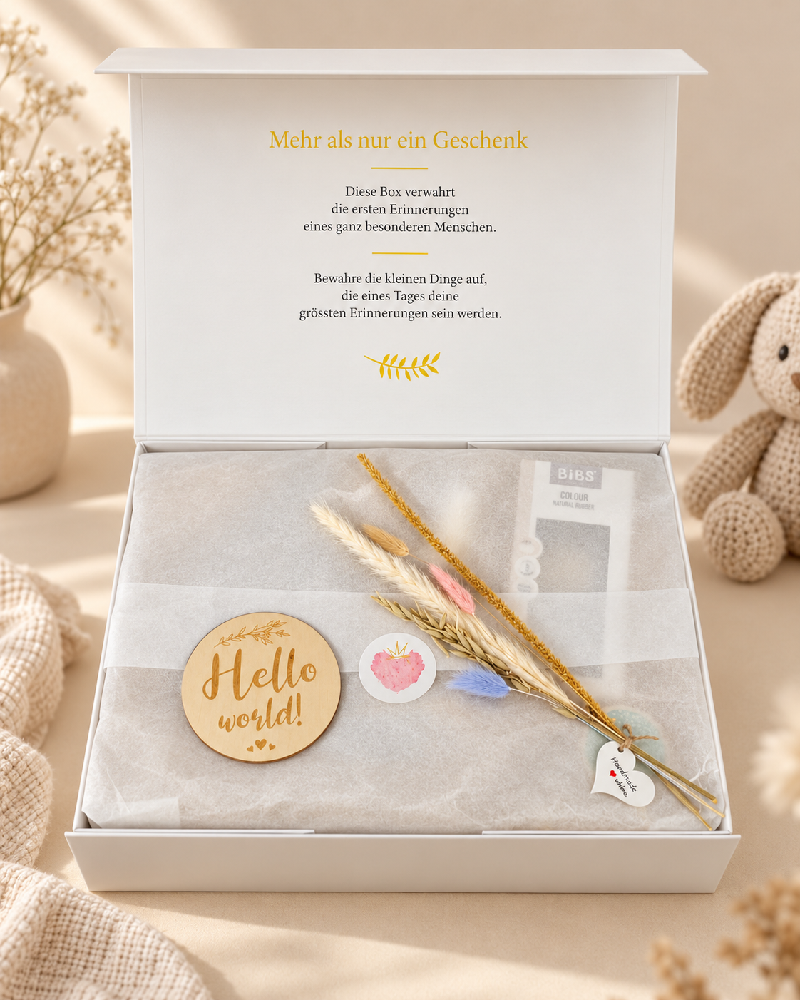 Coffret cadeau de naissance blanc crème ouvert avec papier de soie, fleurs séchées, panneau en bois Hello World et imprimé commémoratif sur le couvercle intérieur