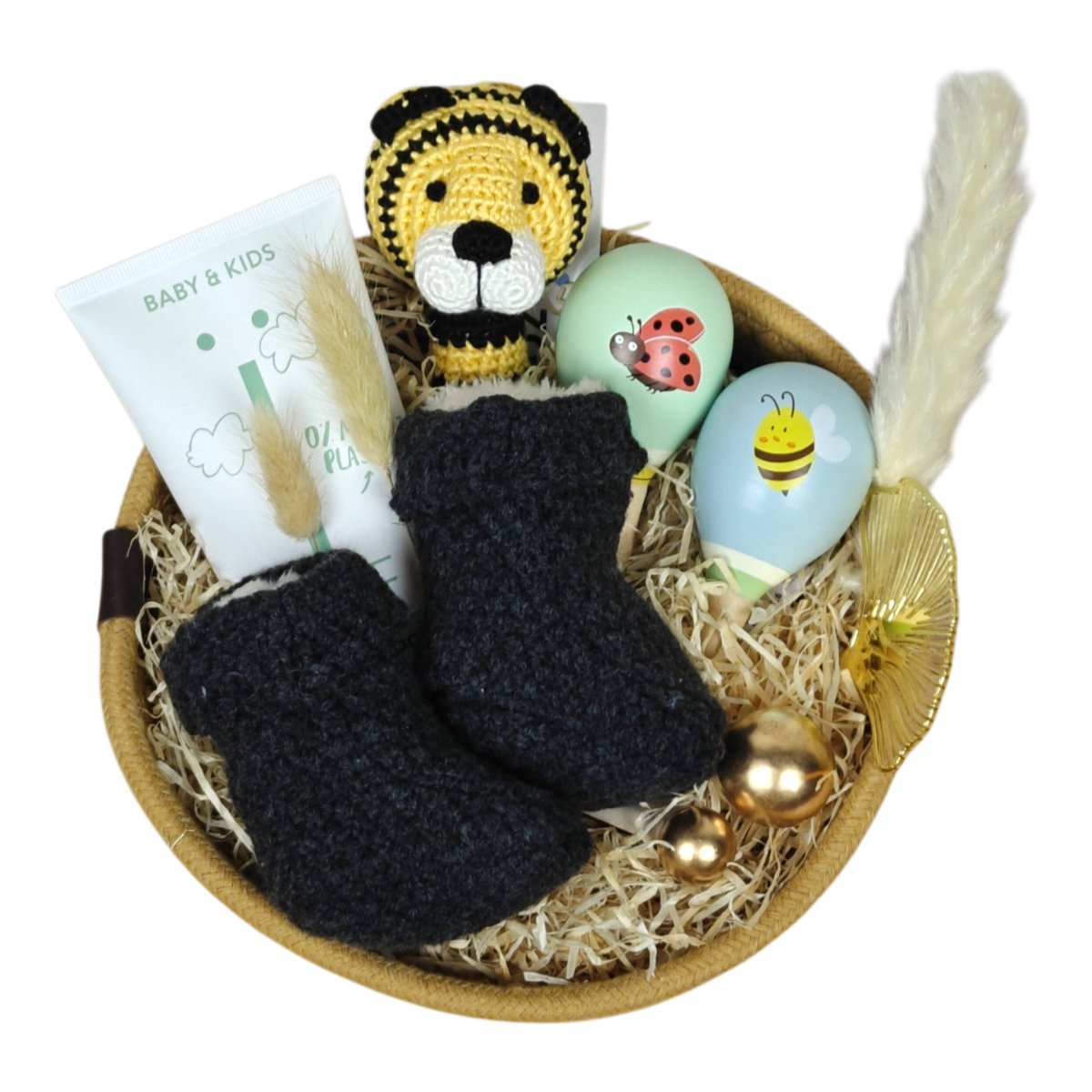 Baby Geschenkkorb Tim mit Tiger, schwarzen gestrickten Babyschuhen, Maracas Rasseln und NAÏF Haarshampoo