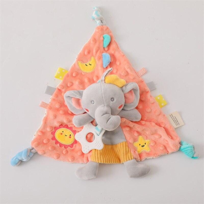 Das Hello World Ringo Baby Geschenk zur Geburt ist eine weiche, orangefarbene, dreieckige Kuscheldecke mit strukturierten Punkten, Sonnen- und Sternenmotiven, bunten Anhängern und einem grauen Plüschelefanten, der einen weißen Beißring hält.