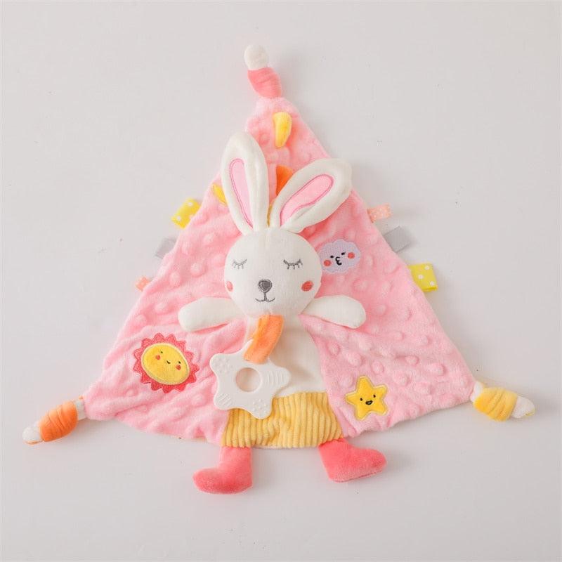 Das Hello World Selma Baby Geschenk zur Geburt ist eine weiche, rosafarbene, dreieckige Kuscheldecke mit einem Plüschhasen in der Mitte, gelben und orangefarbenen Akzenten sowie angebrachten Anhängern und Formen - ein bezauberndes Mädchen-Geschenkset.