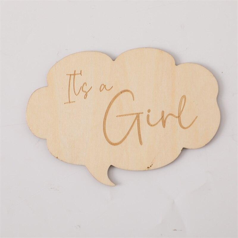 Das Selma Baby Geschenk zur Geburt von Hello World ist ein hölzernes Sprechblasenschild, auf dem "It's a Girl" in Schreibschrift eingraviert ist - perfekt für ein Babygeschenk oder als Teil eines Mädchen Geschenksets auf einem einfachen, hellen Hintergrund.