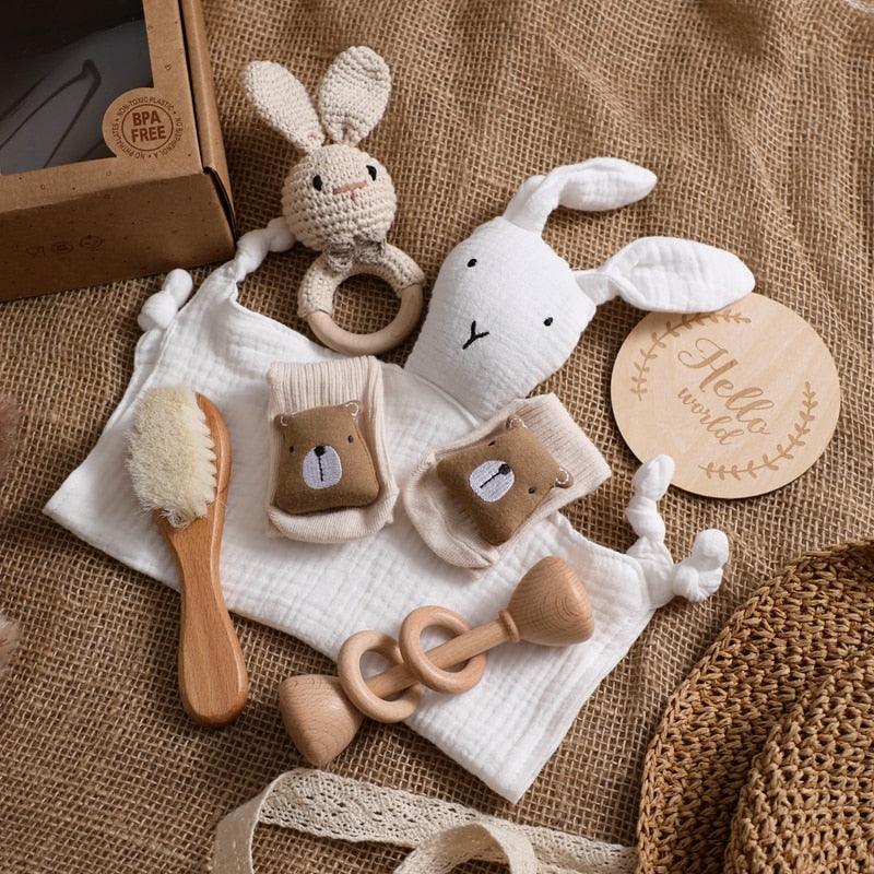 Das Whitii Baby Geschenk zur Geburt von Hello World besteht aus neutral gehaltenen Babyartikeln: einer Hasenrassel, einem Schnuffelhasenplüsch, Bärenfäustlingen, einer Holzhaarbürste und einem Beißring sowie einem runden "Hello World"-Schild - perfekt für Geschenke für Neugeborene.
