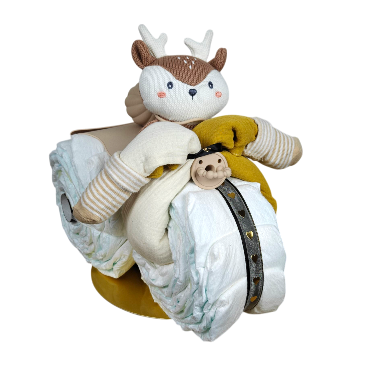Ein Plüschhirsch krönt das Hello World Windelgeschenk Dreirad (44x30cm), das aus gerollten Windeln, Babydecken und Kleidern zu einem Dreirad mit Schnullerscheinwerfer geformt wurde - perfekt als Geschenk zur Geburt.