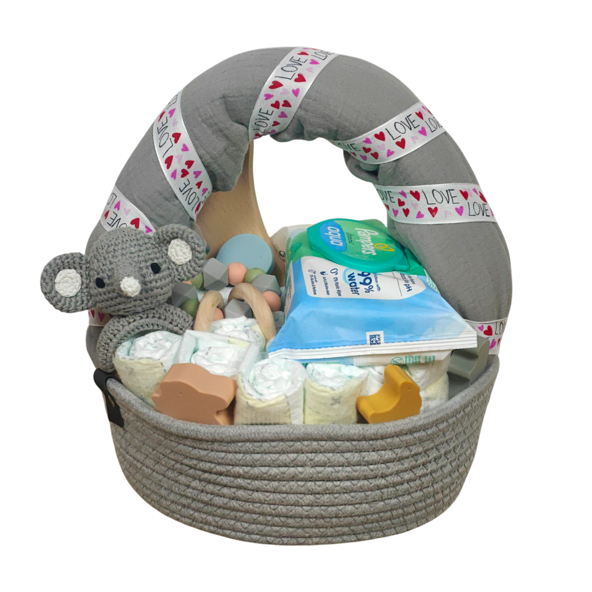 Das Hello World Windelgeschenk Körbchen (32x28cm) ist ein bezauberndes graues Körbchen, gefüllt mit gerollten Windeln, Babytüchern, einer gehäkelten Maus, Holzspielzeug und einem LOVE-Band - ein ideales Geschenk für Babys.