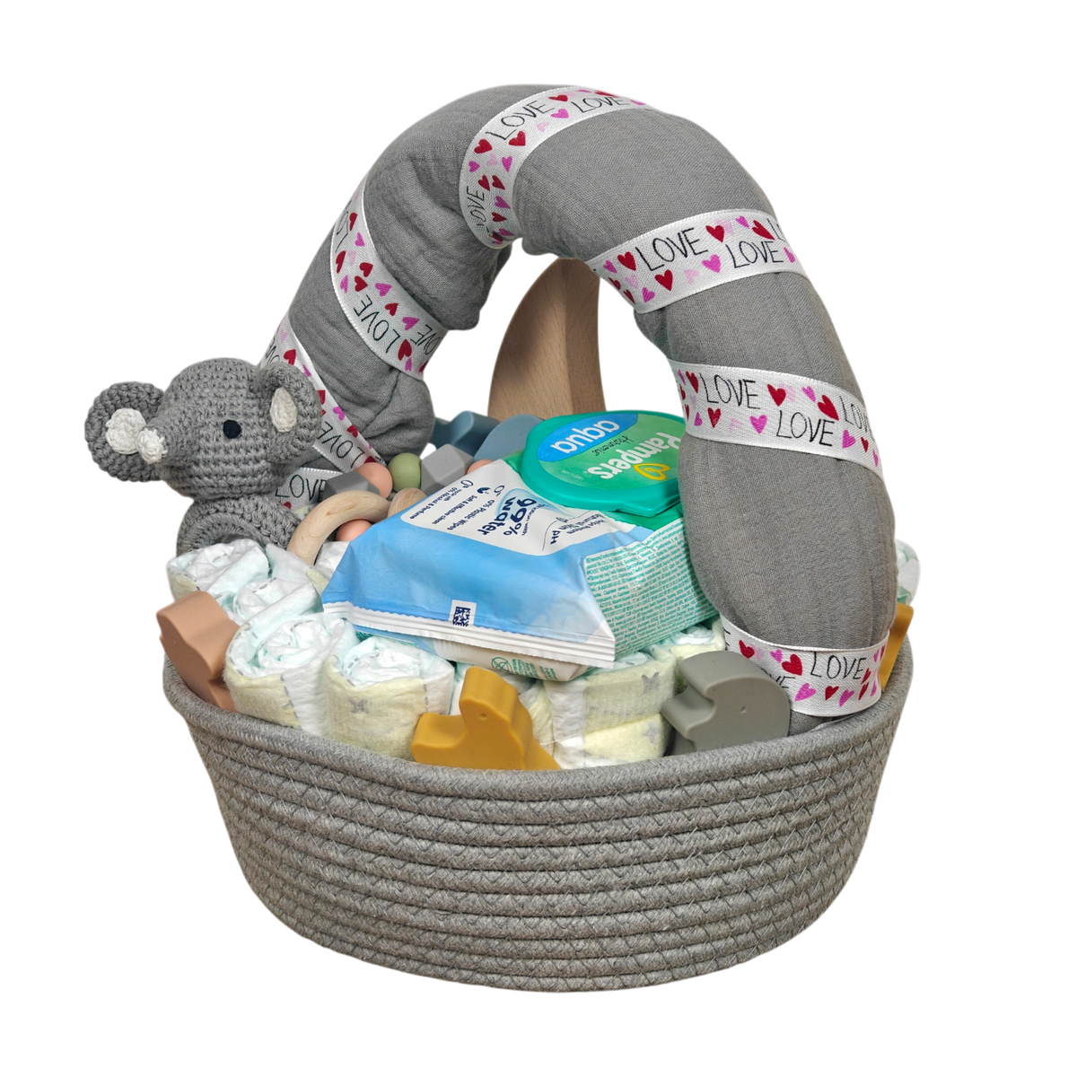 Das Hello World Windelgeschenk Körbchen (32x28cm) ist ein graues, geflochtenes Körbchen mit einer "LOVE"-Schleife, gefüllt mit Windeln, Feuchttüchern, einem gehäkelten Elefanten, Schnullern und anderen niedlichen Babyutensilien - perfekt als Babygeschenk.