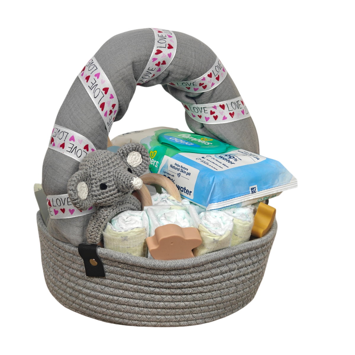 Das Hello World Windelgeschenk Körbchen (32x28cm) enthält Windeln, Feuchttücher, ein graues Plüschtier und einen gepolsterten Griff mit LOVE-Band, alles in einem gewebten grauen Korb - ein ideales Geschenk für frischgebackene Eltern.