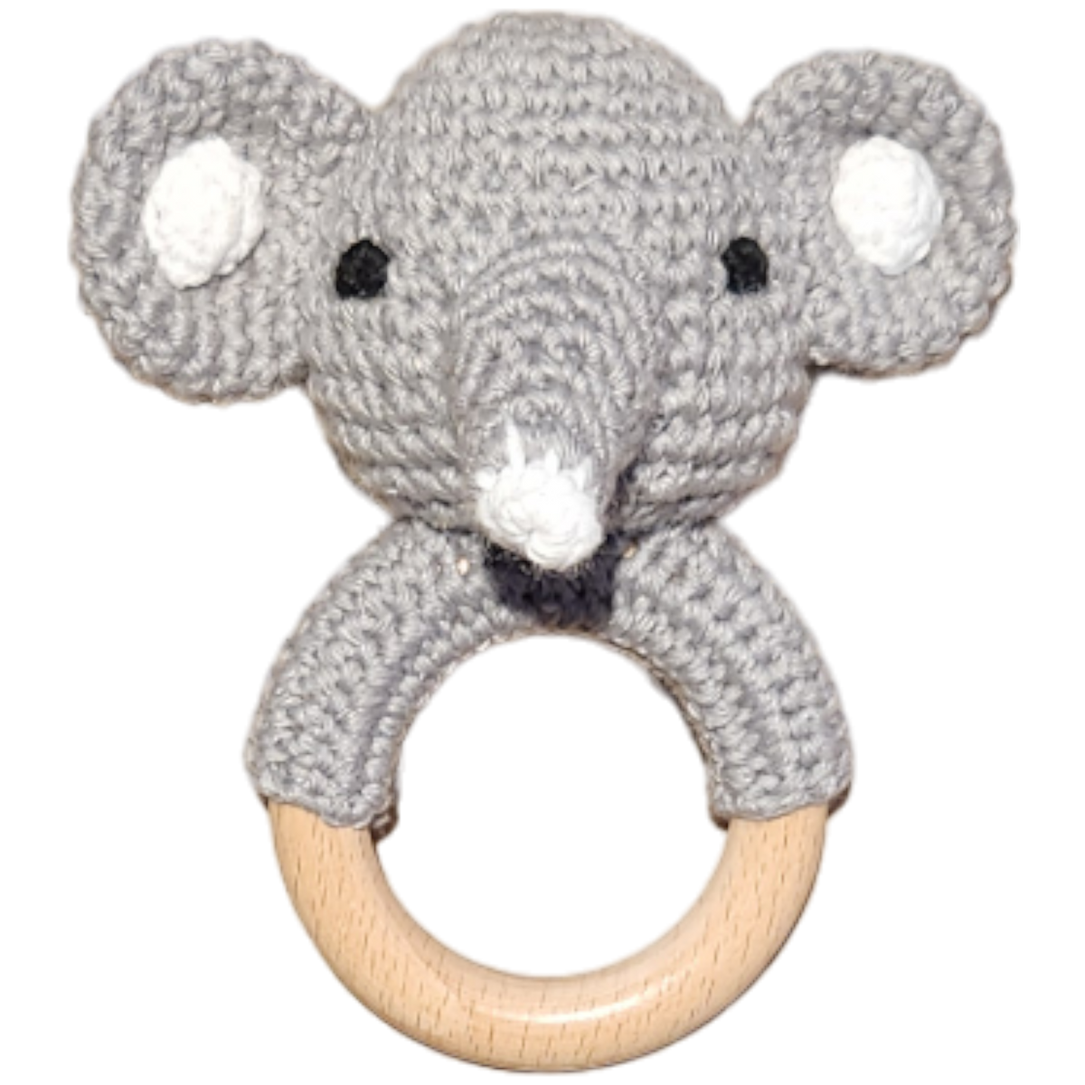 Ein gehäkelter grauer Elefantenkopf mit großen Ohren und einem Rüssel mit weißer Spitze sitzt auf einem Holzring und ist eine niedliche Babyrassel oder ein Beißring. Er ist das perfekte Geschenk von Hello World für Ihr Windelgeschenk Körbchen (32x28cm).