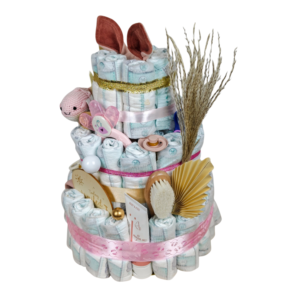 Detailansicht der Windeltorte Elina mit Kuscheltuch Känguru, Pampers, BIBS Schnullern, Lernlöffeln und NAÏF Pflegecreme