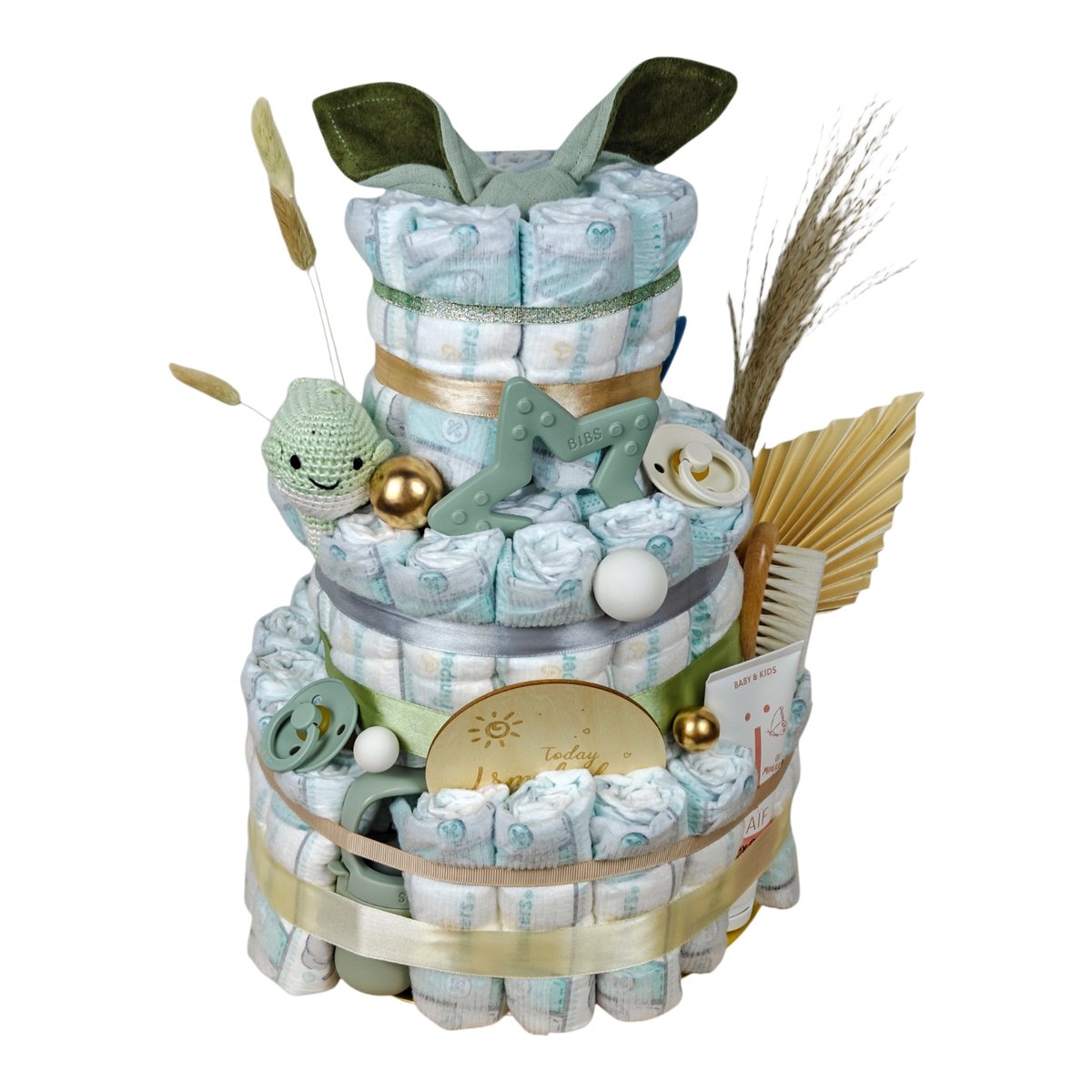 Windeltorte Finn in Salbeigrün und Naturtönen mit BIBS Schnullern, Beissring, Fruchtsauger, MAM Lernlöffeln und Babybürste