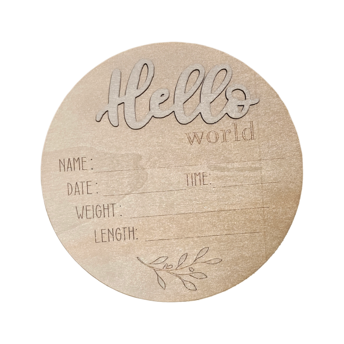 Die Windeltorte Hello World von Hello World ist eine runde Holztafel, auf der "Hello world" eingraviert ist, mit Leerzeichen für Namen, Datum, Uhrzeit, Gewicht und Länge - ein hübsches Unisex-Babygeschenk oder Andenken zur Geburt mit einem kleinen Zweigdesign am unteren Rand.