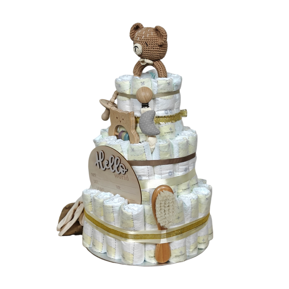 Die Windeltorte Hello World von Hello World ist eine dreistöckige Windeltorte mit Bändern, einer Holzbürste, Spielzeug, einem gehäkelten Bärentopper und einem "Hello World"-Schild - ideal als Geschenk zur Geburt oder Unisex-Babyparty.
