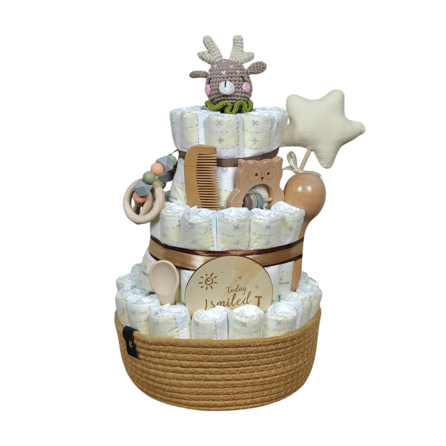 Die Hello World Windeltorte Natur - dreistöckig mit gehäkeltem Hirsch, Plüschstern, Holzkamm, Beißring, Holzrassel und Meilenstein-Plakette - liebevoll im Korb als nachhaltiges handgefertigtes Babygeschenk arrangiert.