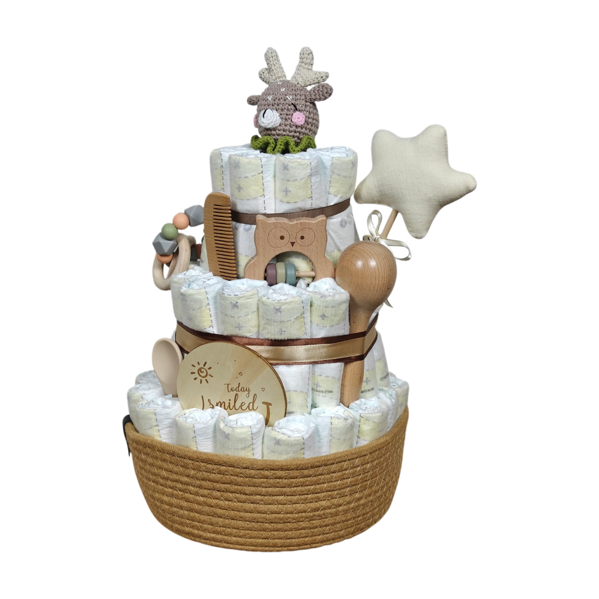 Ein nachhaltiges Babygeschenk: Die dreistöckige Windeltorte Natur von Hello World mit Stoff-Rehkitz, Holzkamm, Schnullerclip, Rassel, Sternkissen und "Today I smiled"-Schild im geflochtenen Korb.