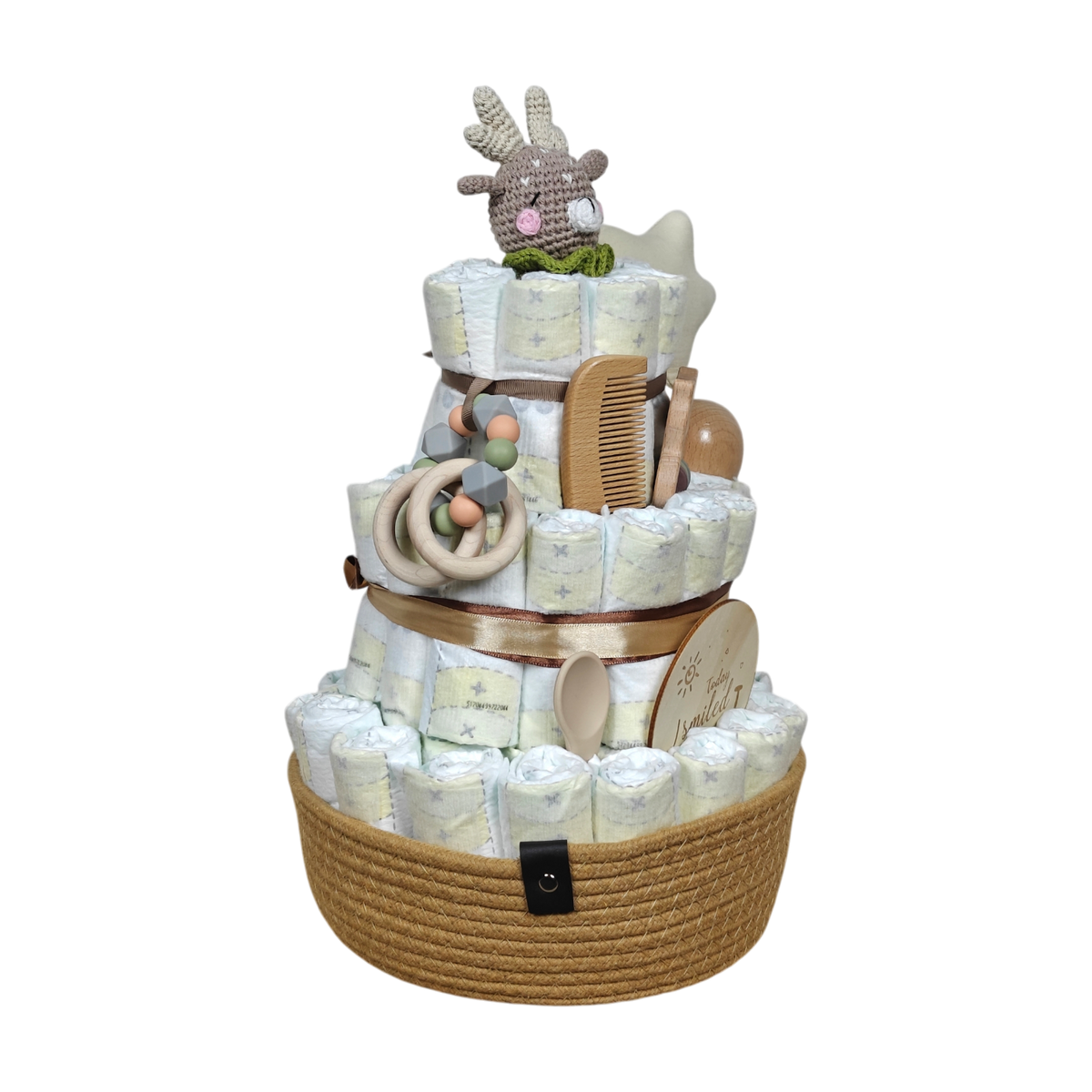 Das perfekte nachhaltige Babygeschenk: Die Hello World Windeltorte Natur begeistert mit drei Etagen gerollter Windeln, Holzspielzeug, Plüschreh und braunem Korbboden - handgefertigt für die Babyausstattung.