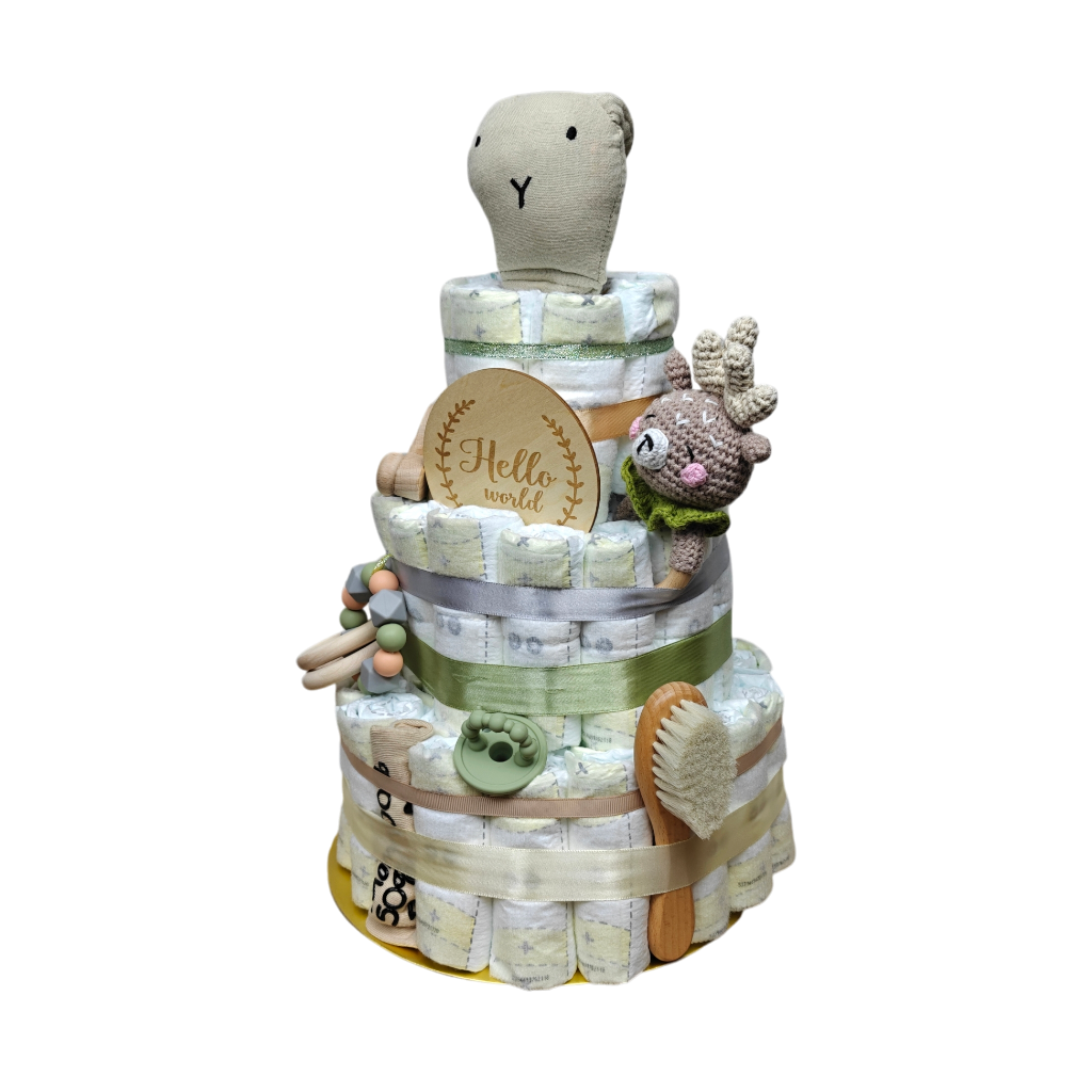 Die Windeltorte Schnuffel beige von Hello World ist eine dreistöckige Windeltorte mit einem Plüschbären, einem "Hello World"-Schild aus Holz, einer Rassel, einem Beißring, einer Holzbürste und einem kleinen Plüschhirsch - ein bezauberndes Geschenk zur Geburt, das mit einer Schleife verpackt ist.