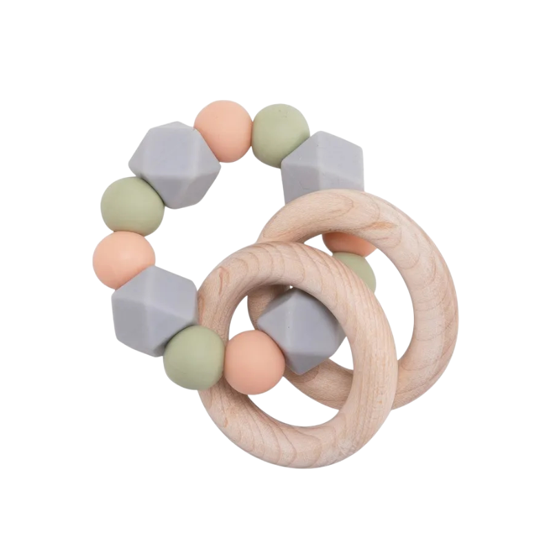 Die Hello World Windeltorte Schnuffel beige passt perfekt zu einem Beißring für Babys mit zwei Holzringen und pastellfarbenen Silikonperlen in Orange, Grün und Grau - ideal als Geschenk zur Geburt.