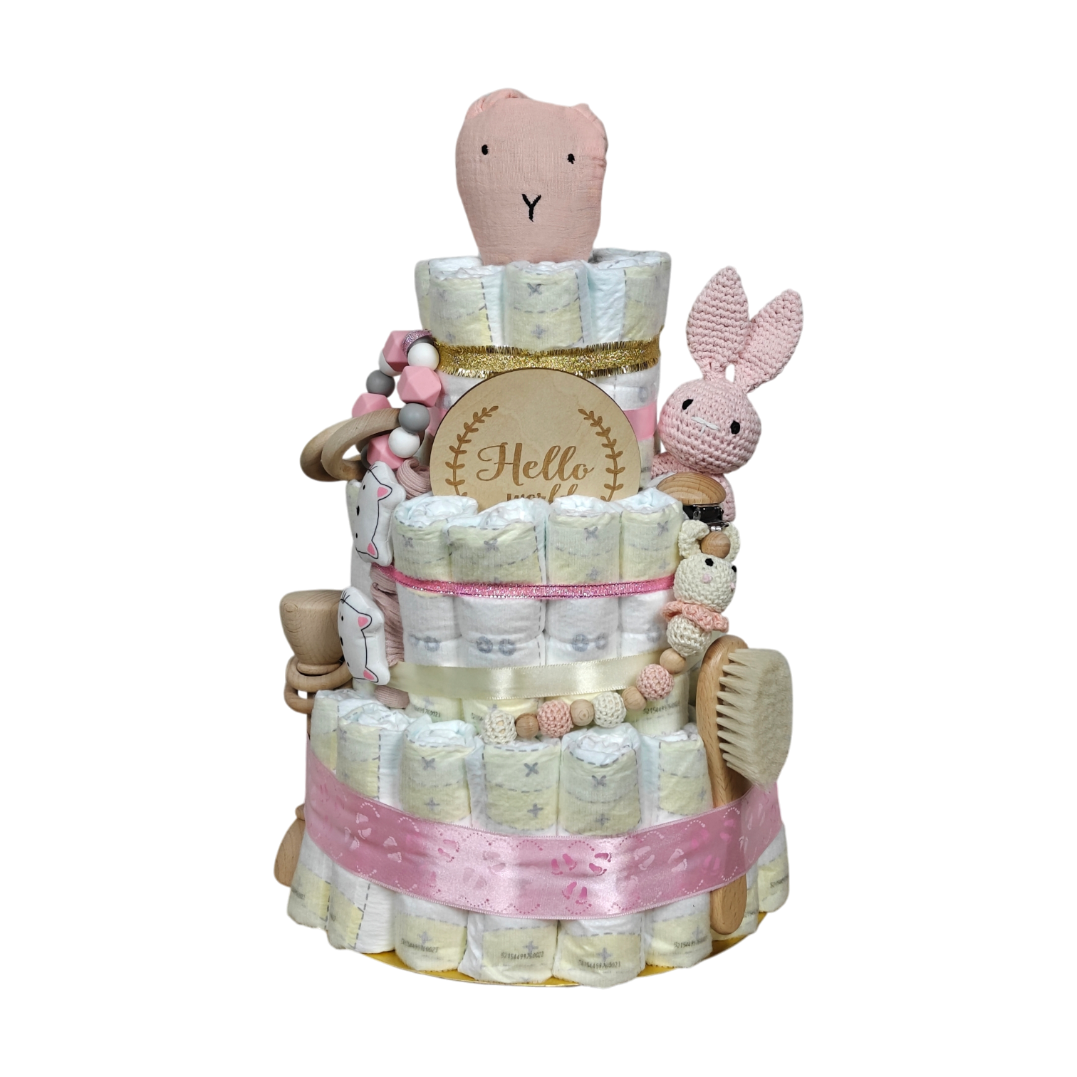 Die Windeltorte Schnuffel rosa von Hello World ist eine zweistöckige Windeltorte mit rosafarbener Schleife, Plüschtieren, Babyzubehör, einem perlenbesetzten Beißring und einem "Hello"-Schild - ideal als Geburtstagsgeschenk oder Babyparty-Geschenk.