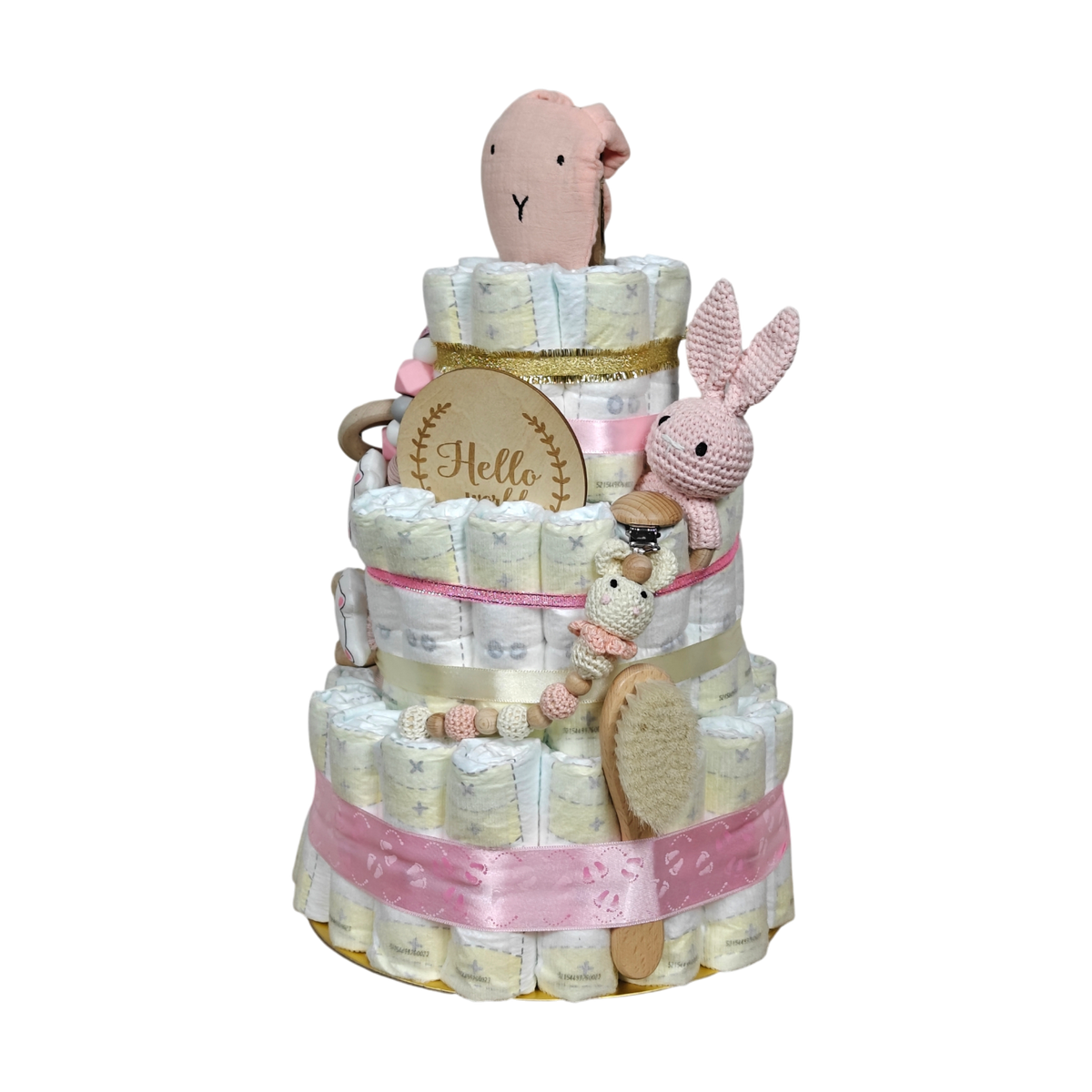 Die Hello World Windeltorte Schnuffel rosa ist eine dreistöckige Windeltorte mit rosafarbenen und cremefarbenen Bändern, Plüschtieren, einem Hello-Schild aus Holz, einer Schnullerklemme und einer Babyhaarbürste - ein ideales Geschenk zur Geburt und für die Babyparty.