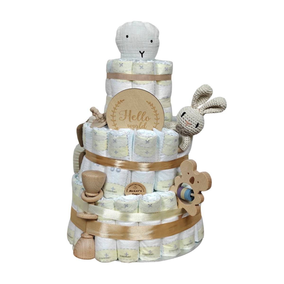 Die Windeltorte Schnuffel weiß von Hello World ist eine dreistöckige Windeltorte, die mit beigen Bändern, einem Plüschbären, einem gestrickten Häschen, Holzspielzeug und einem runden "Hello world"-Schild verziert ist - ein ideales, neutrales Geschenk zur Babyparty.