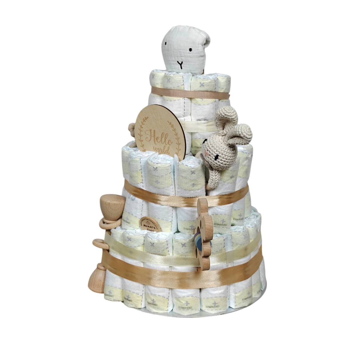 Die Windeltorte Schnuffel weiss von Hello World ist eine dreistöckige Windeltorte mit beigem Band, Plüschbär, gehäkeltem Häschen, Holzakzenten und einem runden "Hello world"-Schild - perfekt als Geburt oder neutrales Babyparty-Geschenk.