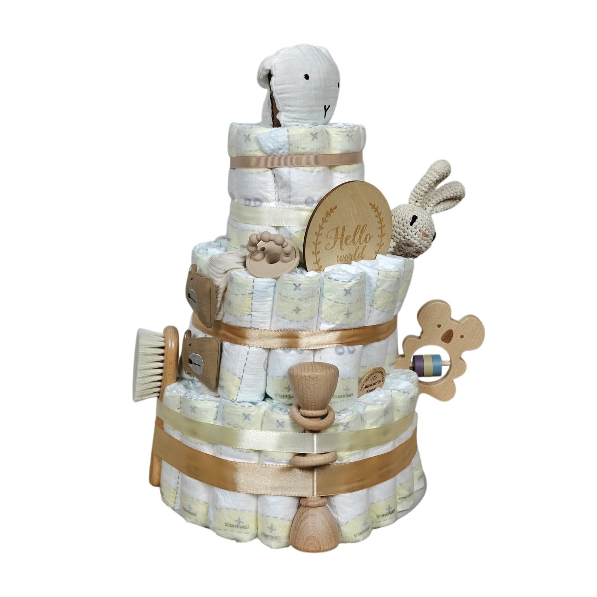 Die Windeltorte Schnuffel weiss von Hello World ist eine dreistöckige Windeltorte mit beigen Bändern, Plüschhasen, Holzschild "Hello world", Bürste, Rassel & Babyzubehör - ideal als Geschenk zur Geburt oder neutrales Babyparty-Geschenk.