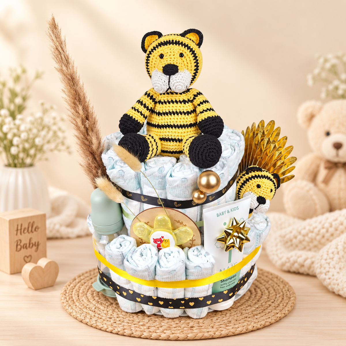 Windeltorte mit gehäkeltem Tiger, Babyartikeln, NAÏF Pflege und gelb-schwarzer Dekoration als liebevolles Geschenk zur Geburt