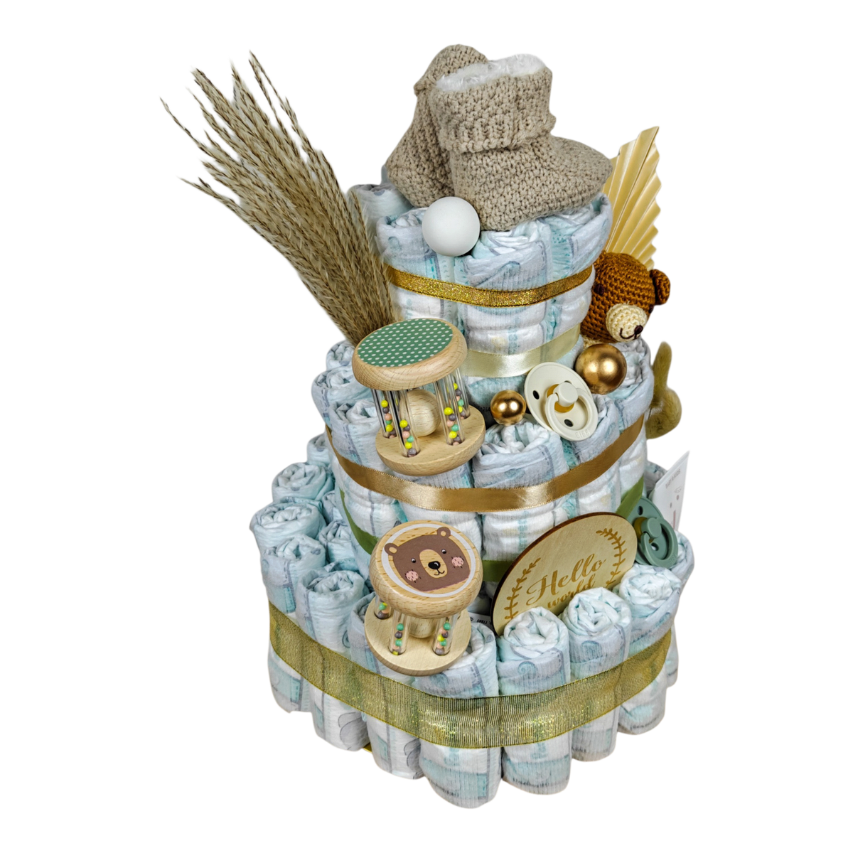 Vue latérale du gâteau de couches Vincie avec chaussures de bébé beiges, jouets en bois, sucettes et éléments décoratifs naturels