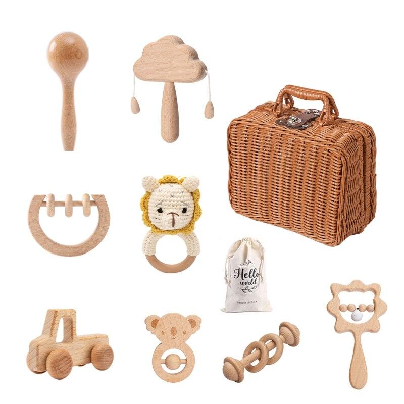 Le cadeau de naissance Xenia Baby de Hello World comprend des jouets en bois faits à la main - un hochet, un anneau de dentition, un lion au crochet, une petite voiture, un nuage et une valise en osier. Idéal pour le développement sensoriel. Comprend un petit sac en tissu avec « Hello World » en cursive.