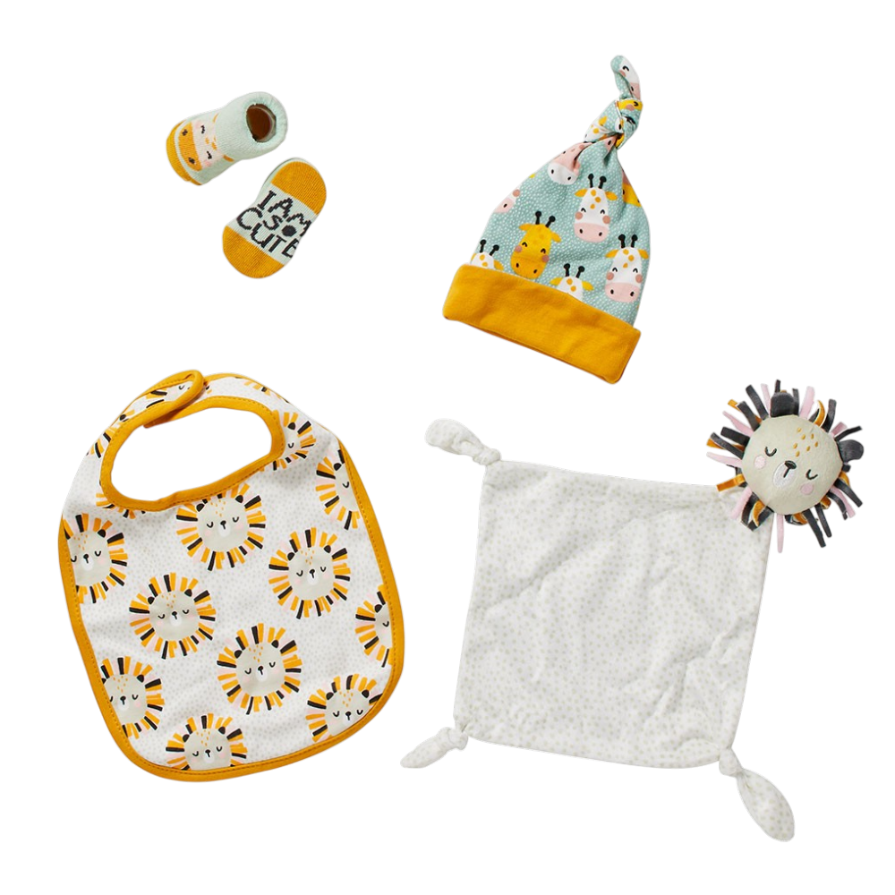 Vier Teile des Apollo Jungle Baby Geschenksets mit Lätzchen, Mütze, Socken und Schmusetuch