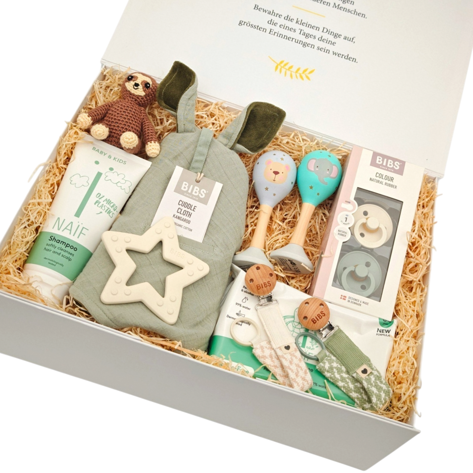 Hochwertige Baby Geschenkbox mit BIBS Schnullern, NAÏF Babypflege, Kuscheltier, Holzstern und bunten Babyrasseln, liebevoll in einer Premium Magnetbox arrangiert.