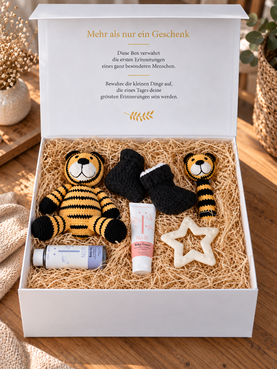 Offene Baby Geschenkbox Leandro mit gehäkeltem Tiger, Babyrassel, gestrickten Babyschuhen, BIBS Beissring und NAÏF Pflegeprodukten