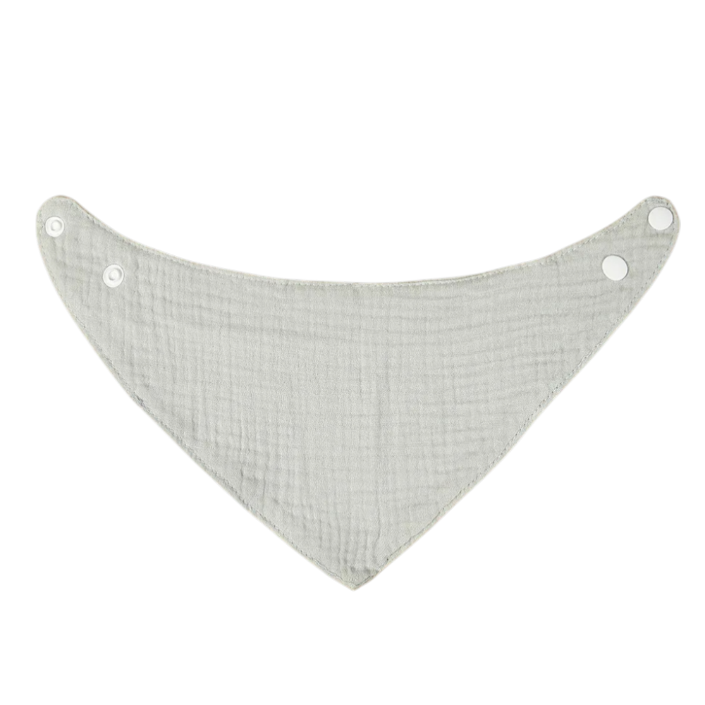 Il "bavaglino in cotone azzurro" di Hello World, un bavaglino triangolare in cotone azzurro con bottoni a pressione su ciascuna estremità, è mostrato piatto su uno sfondo bianco.