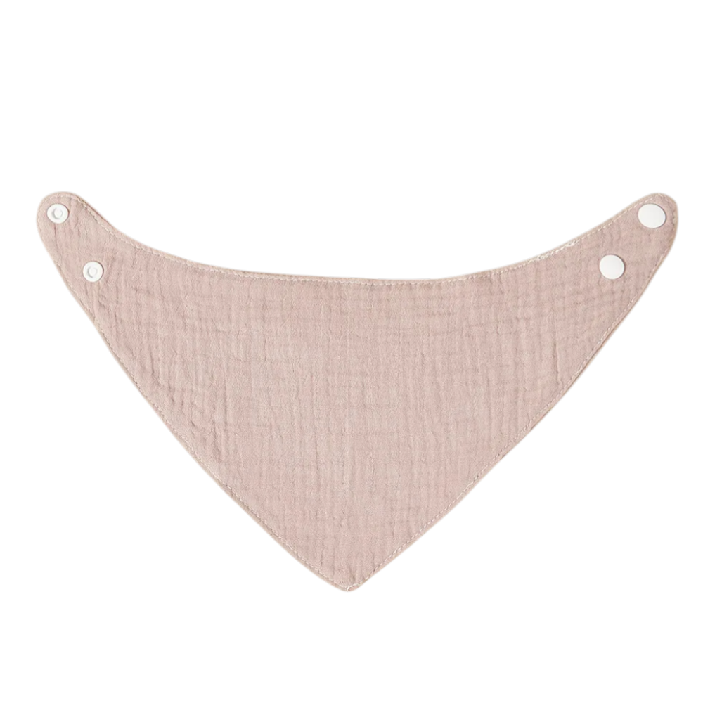 Il bavaglino in cotone rosa chiaro Hello World è un bavaglino triangolare in cotone rosa chiaro con chiusura a scatto su entrambe le estremità, mostrato piatto su uno sfondo bianco.