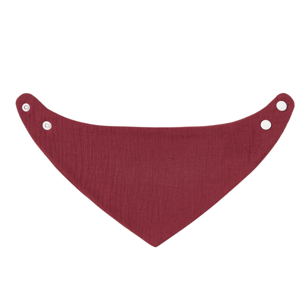 Il bavaglino Hello World in cotone bordeaux è un bavaglino triangolare marrone con due bottoni a pressione su ciascuna estremità per una chiusura regolabile, raffigurato su un semplice sfondo bianco.