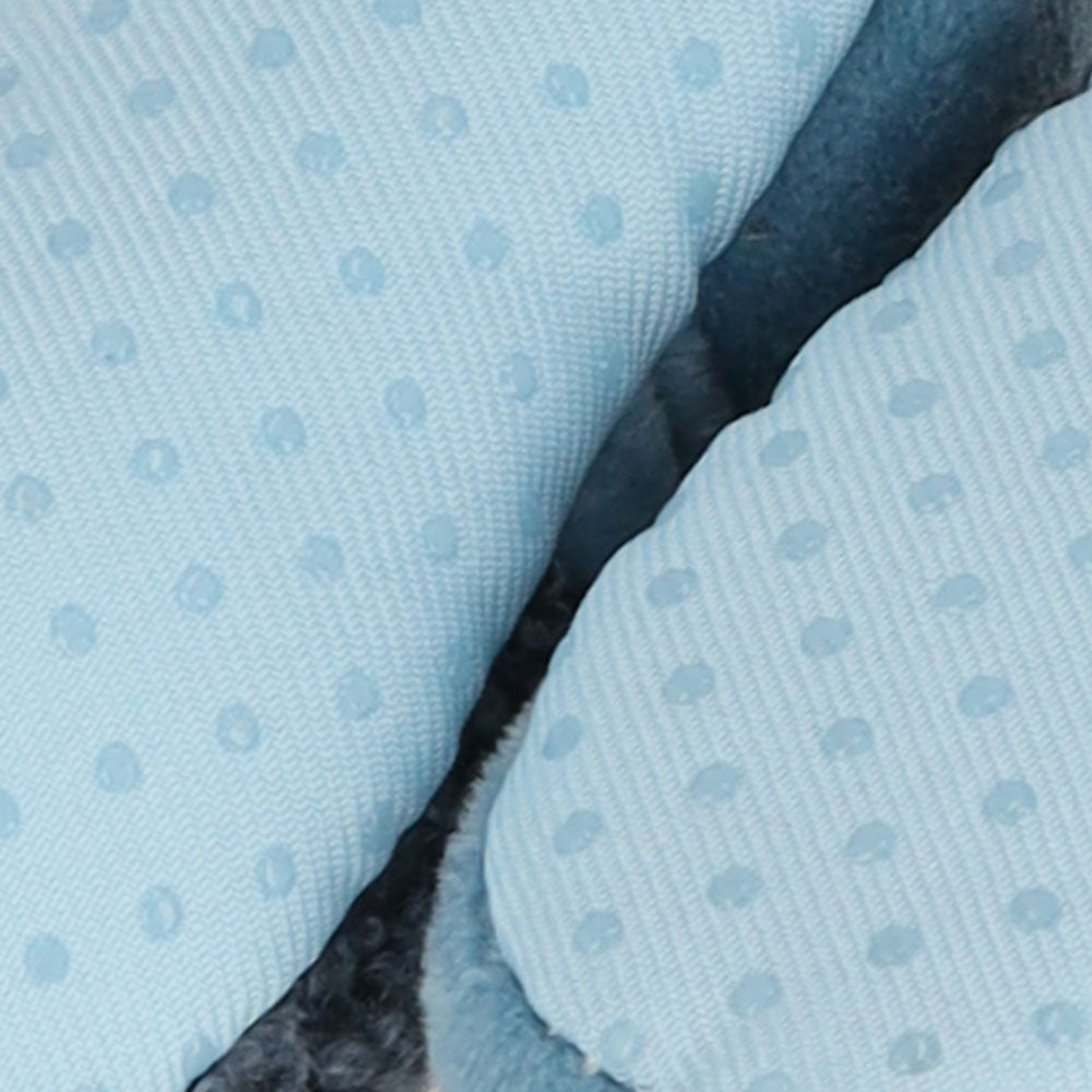Detailaufnahme der hellblauen Sohle des Babyschuhs mit rutschhemmenden Noppen