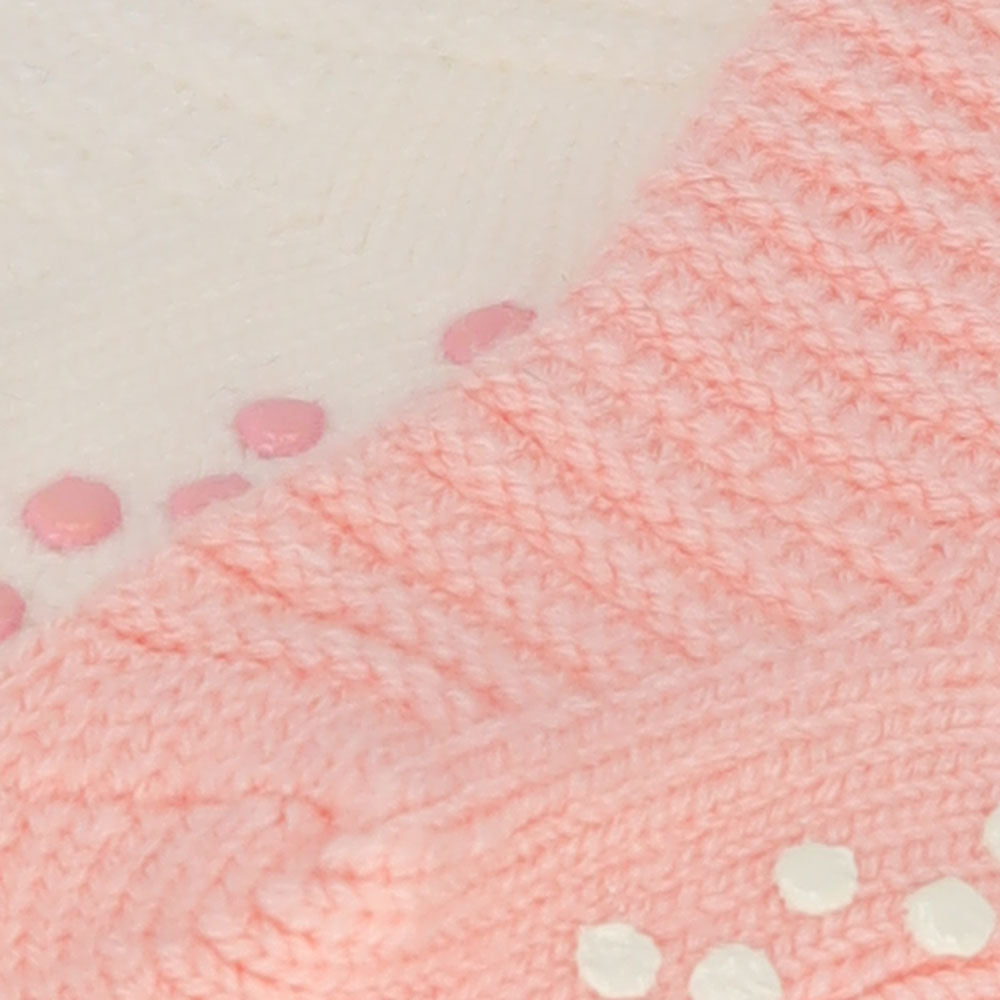 Detailansicht der Babysocken im rosa Strickdesign