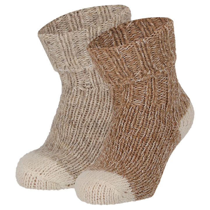 Zwei Paar gestrickte Babysocken mit Wolle in Beige und Braun