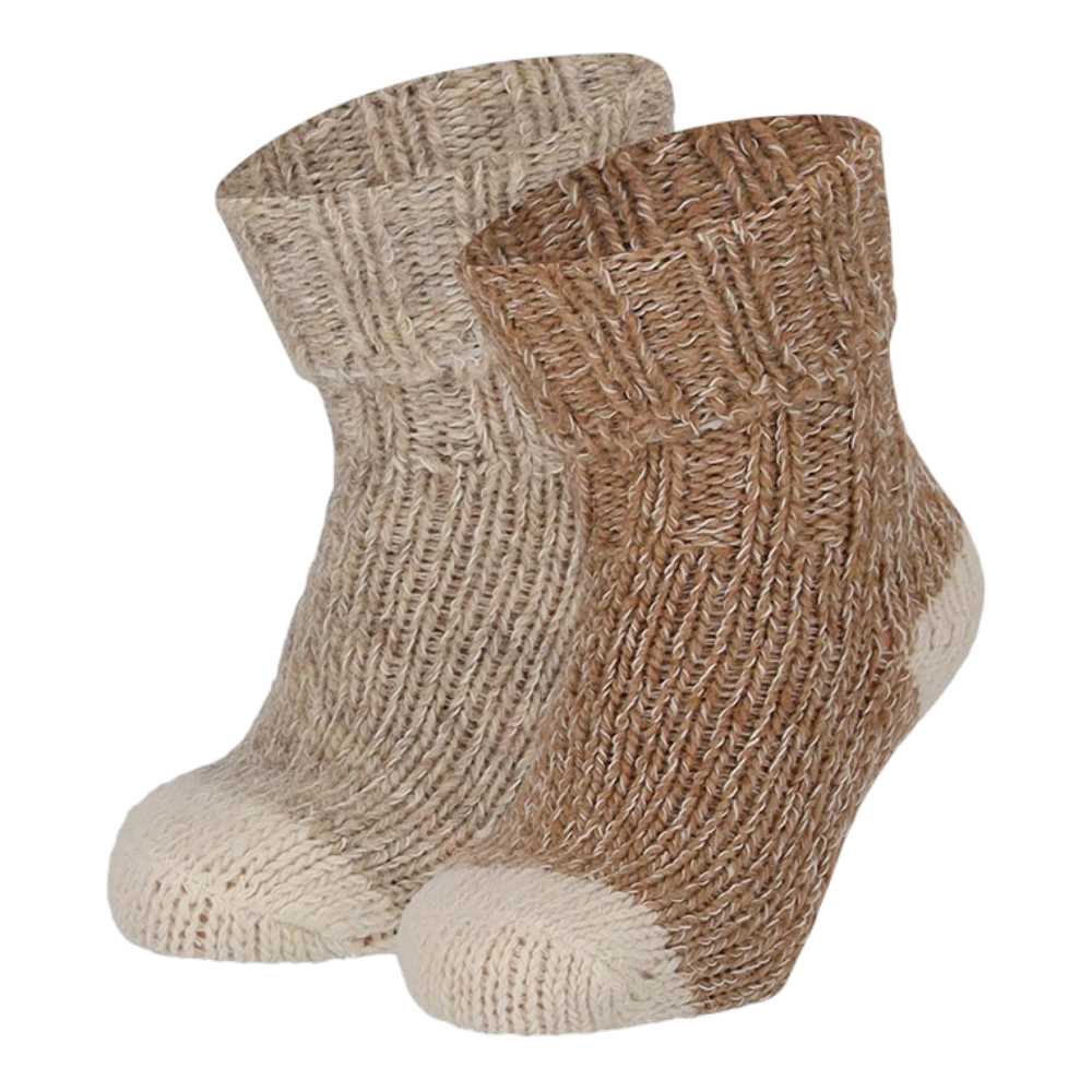Zwei Paar gestrickte Babysocken mit Wolle in Beige und Braun
