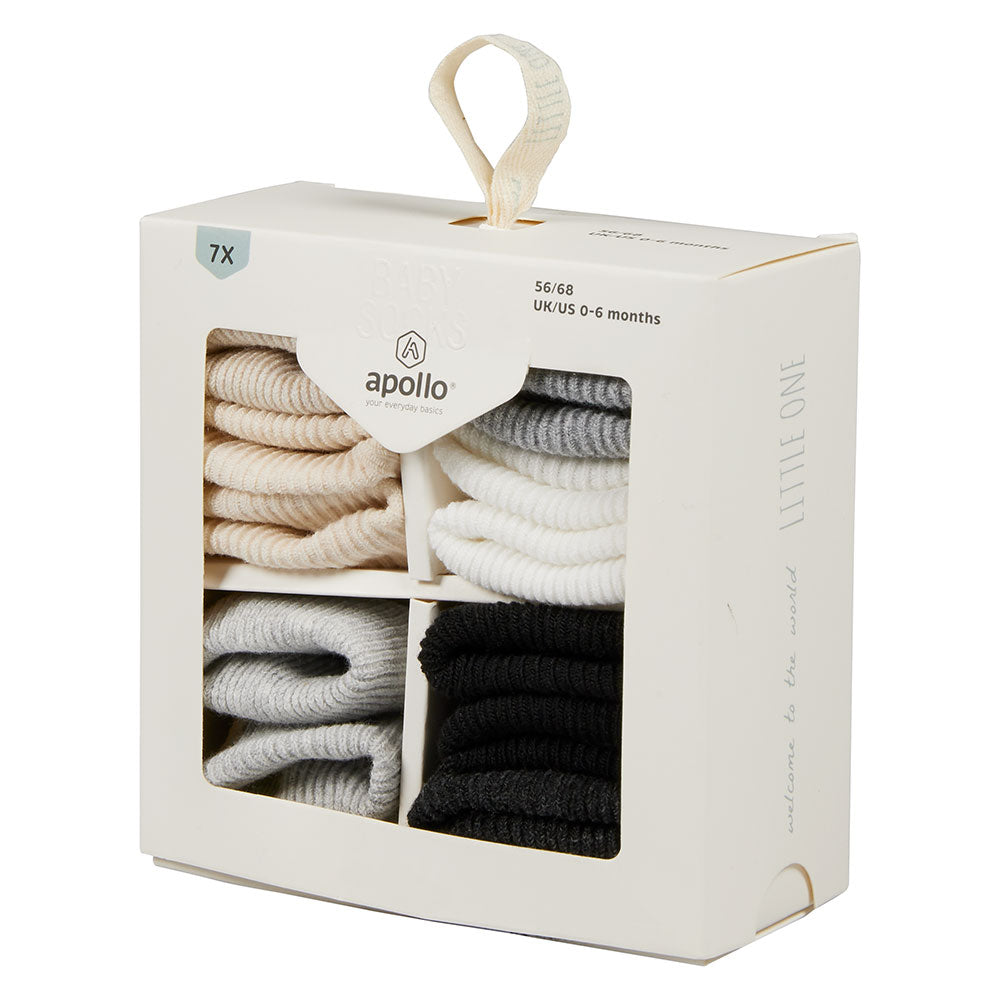 Sieben Paar neutrale Babysocken von Apollo in dekorativer Geschenkbox
