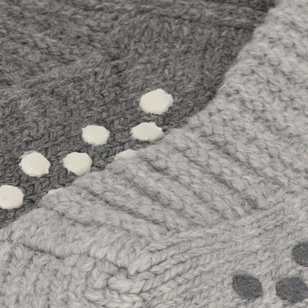 Close-up de chaussettes bébé Apollo tricotées avec picots antidérapants