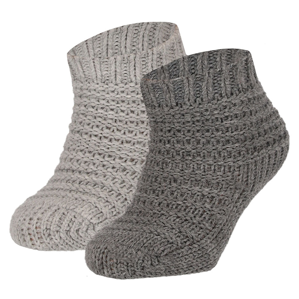 Deux paires de chaussettes bébé gris clair et gris foncé avec une structure tricotée